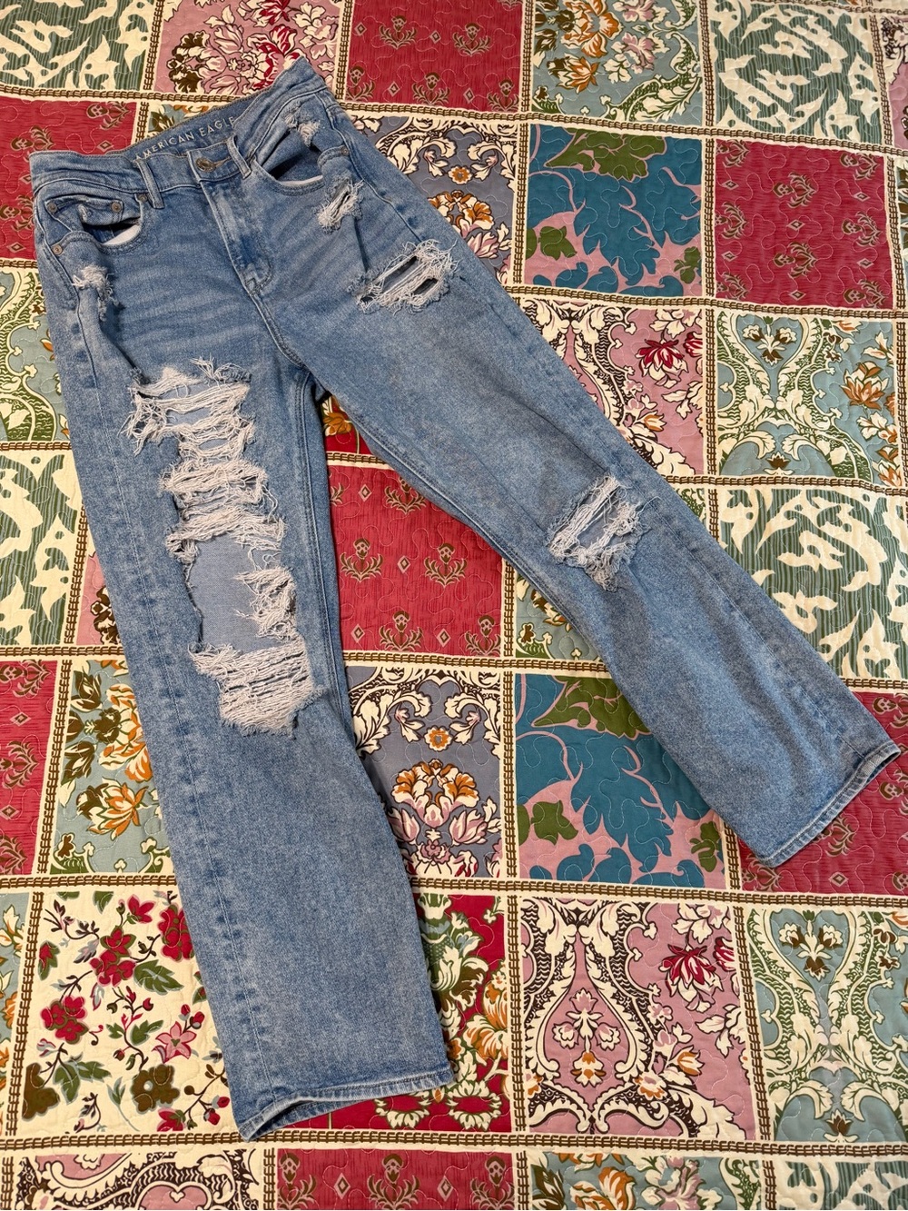 American Eagle Distressed Straight Leg Jeans Size 4 grunge casual